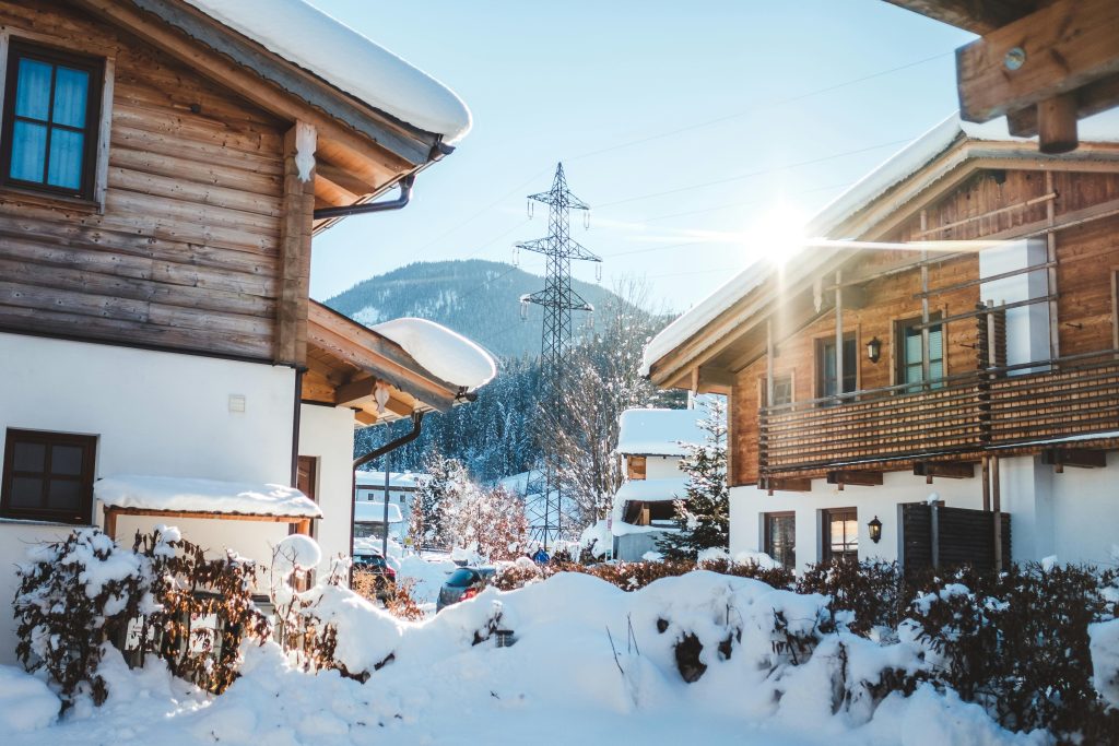 An image of ski hotels in Klagenfurt surrounded by ice and mountains.