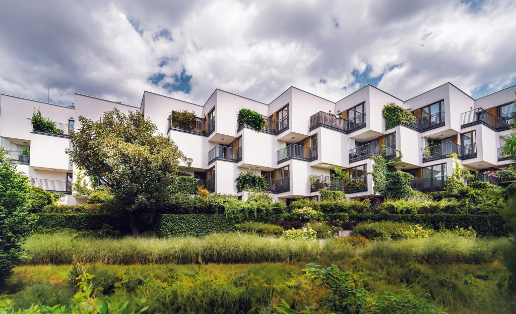 An image of a hotel with greenary i the surroundings depicting eco-friendly hotels in Klagenfurt