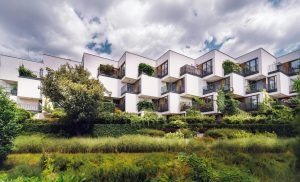 An image of a hotel with greenary i the surroundings depicting eco-friendly hotels in Klagenfurt